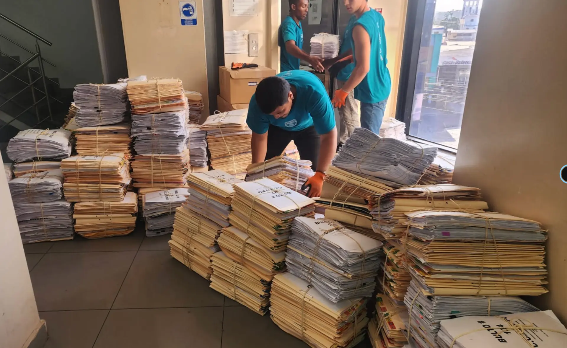 Equipo clasificando documentos corporativos antes de una mudanza