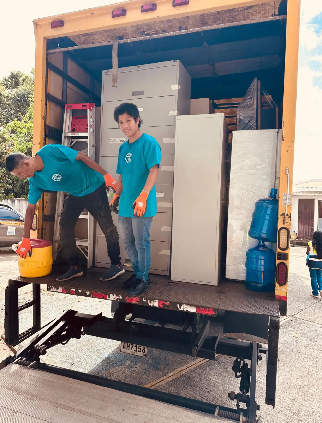 Equipamiento de oficina protegido y acomodado dentro de un camión