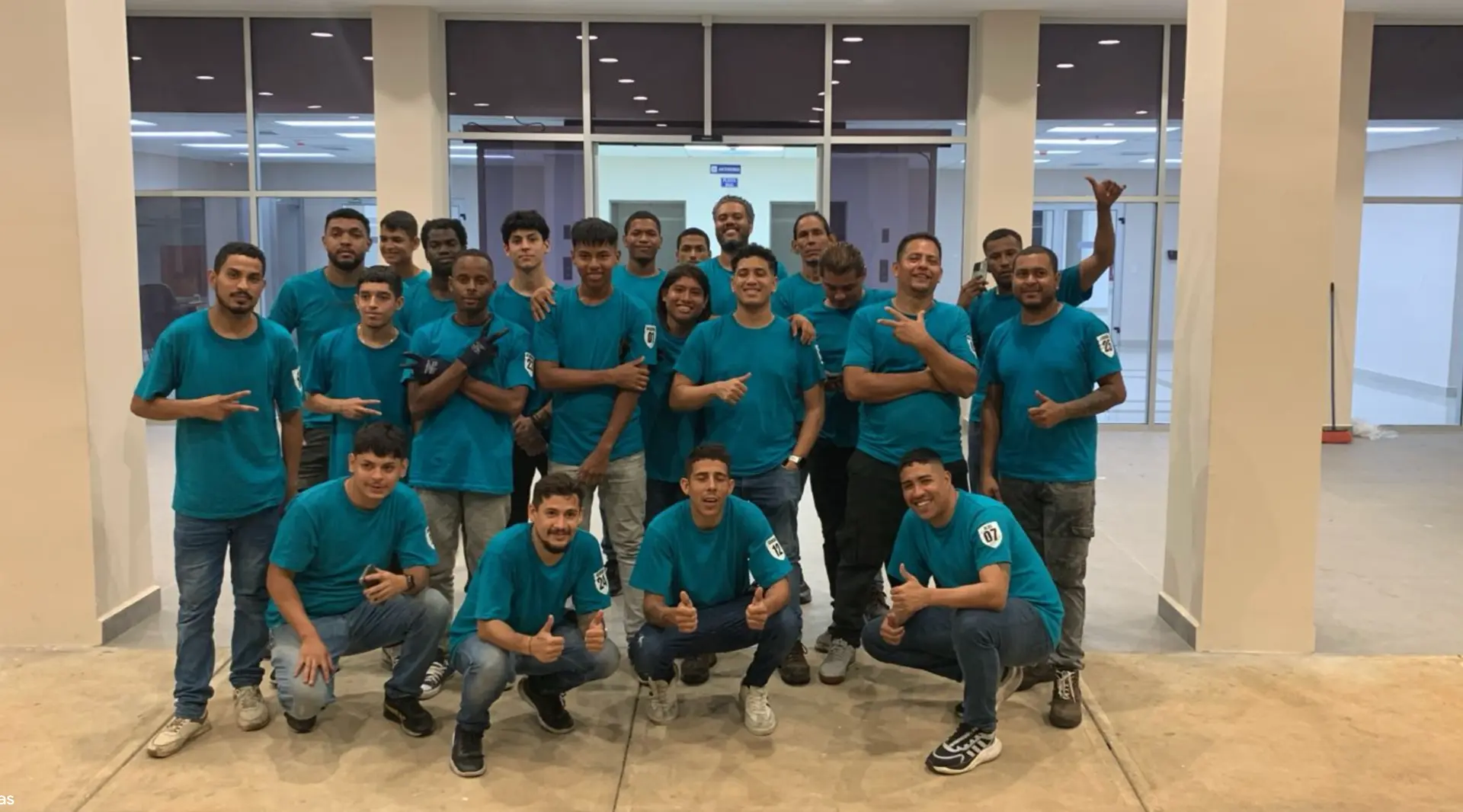 Equipo operativo de Mudanza Panamá reunido en instalaciones corporativas