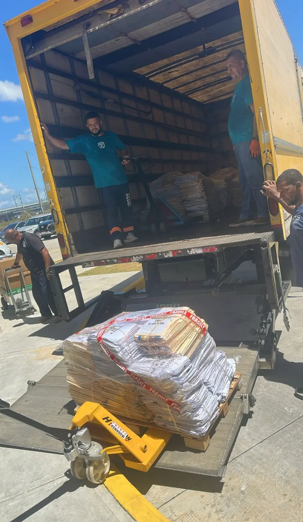 Documentación corporativa embalada sobre un pallet frente al camión