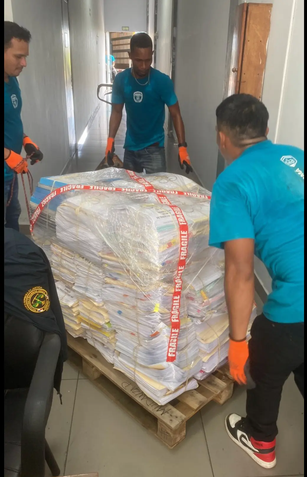 Cuadrilla trasladando un pallet de archivos protegidos