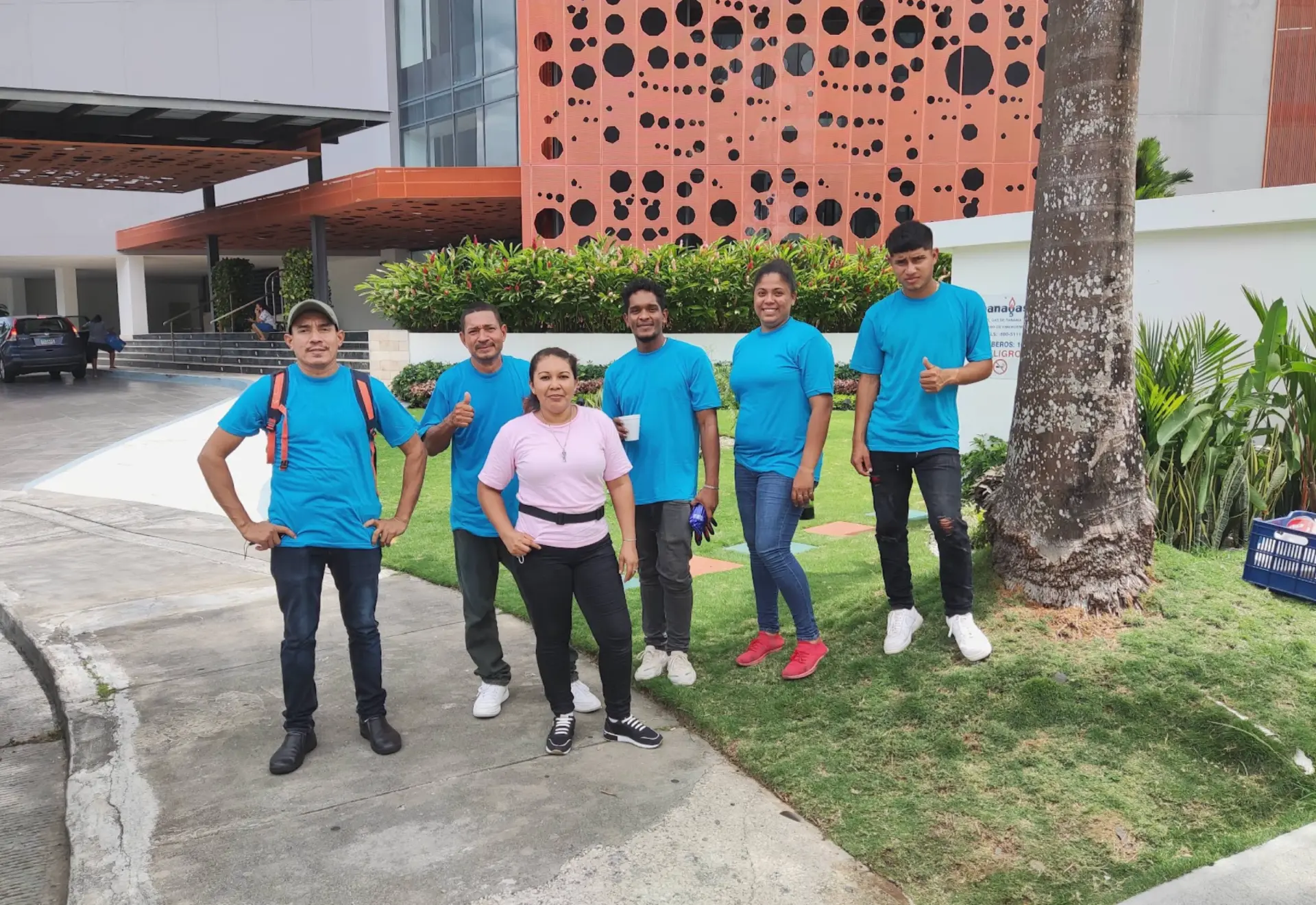 Equipo de Mudanza Panamá reunido frente a instalaciones corporativas