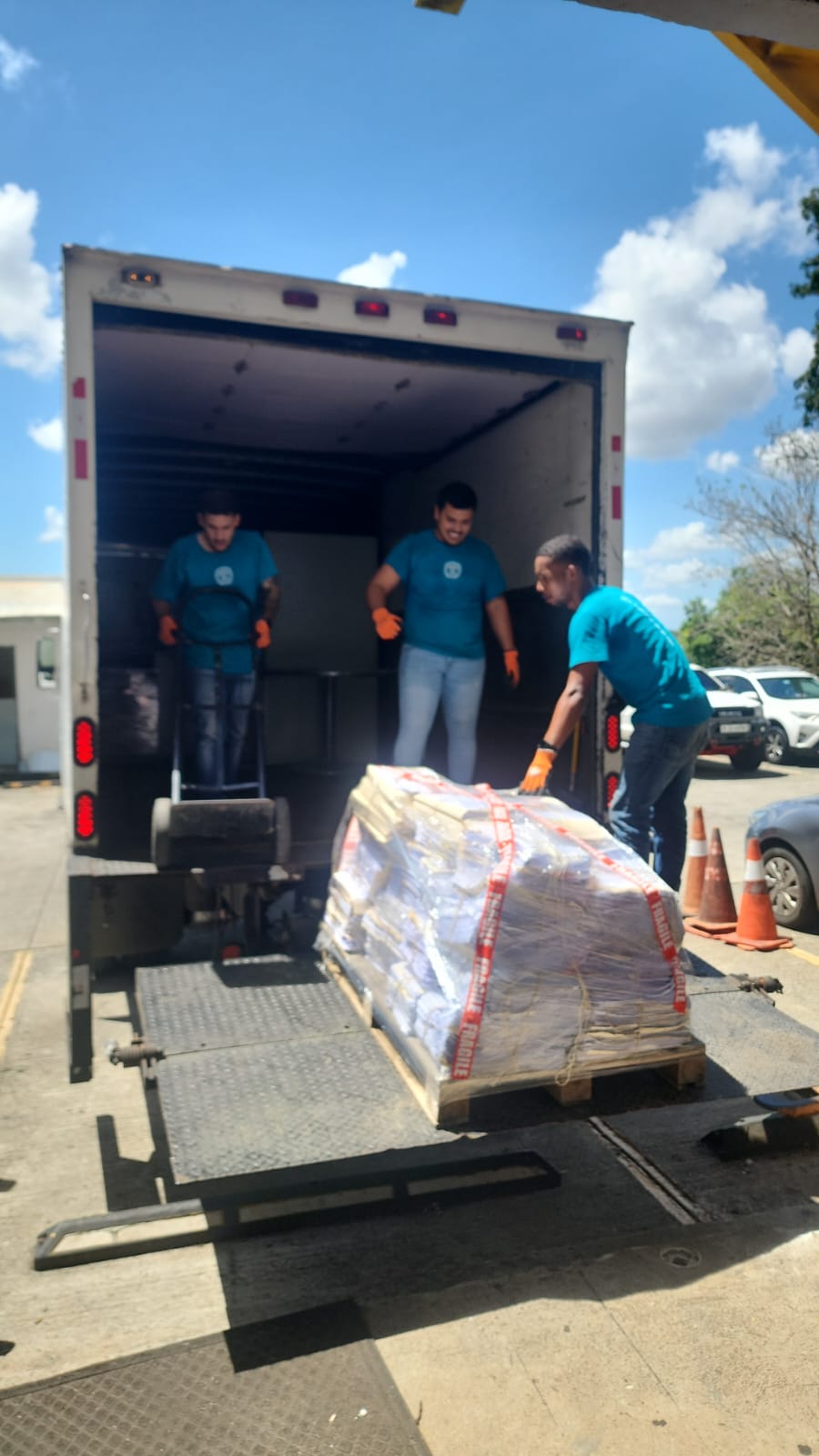 Equipo de Mudanza Panamá cargando mobiliario embalado en el camión